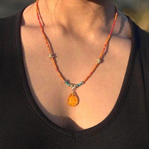 Colar vintage com pingente de vidro Murano laranja e miçangas de vidro Java reciclado – banhado a ouro – presente de primavera para ela.