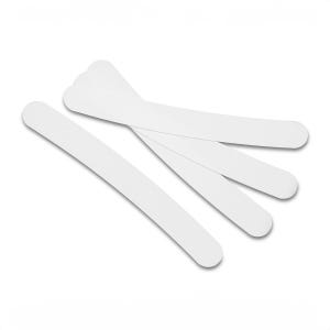 Puede incluir: Un conjunto de limas de uñas blancas con extremos redondeados, dispuestas sobre un fondo blanco. Las limas están hechas de un material liso y sólido y están diseñadas para el cuidado y arreglo de las uñas.