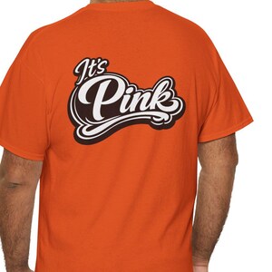 ¿Rosa? Camiseta con la respuesta del color equivocado. "Adivina cuál es mi color favorito". Disponible en varios colores. Divertida camiseta con gráficos, unisex.