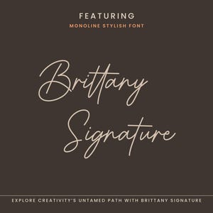 Può includere: Grafica marrone scuro con le parole "Brittany Signature" in un font monolinea fluido. Il testo "FEATURING MONOLINE STYLISH FONT" è in alto e "EXPLORE CREATIVITY'S UNTAMED PATH WITH BRITTANY SIGNATURE" è in basso.