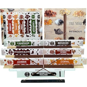Op de afbeelding: Een verzameling Trumiri wierookstokjes in diverse geuren, waaronder Amber, Copal, Frankincense Myrrh, Dragon's Blood, Camphor en Benzoë. De afbeelding toont ook een set hars wierookstokjes en een wierookstokjeshouder.