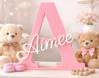 Letrero rosa personalizado con el nombre del bebé / Decoración para la habitación infantil con inicial personalizada