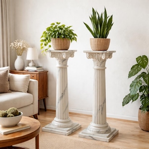 Pedestales de columnas vintage, par de pilares estriados con aspecto de mármol.