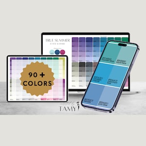Op de afbeelding: Digitale presentatie van kleurenpaletten op een laptop, tablet en smartphone. De schermen tonen kleurstalen en tekst, waaronder "TRUE SUMMER" en "90+ COLORS". De smartphone toont blauwtinten met kleurcodes.