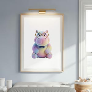 Może przedstawiać: Oprawiony wydruk przedstawiający kolorowego hipopotama w okularach w złotej oprawie i muszce. Hipopotam jest w odcieniach różu, błękitu i żółci. Wydruk wisi nad drewnianym przewijakiem.