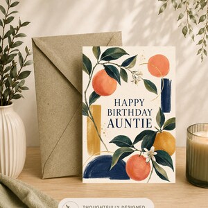 Peut inclure: Une carte de vœux rectangulaire avec le texte Happy Birthday Auntie en bleu foncé. Le design présente des illustrations à l'aquarelle d'oranges, de feuilles vert foncé, de fleurs blanches et de formes abstraites en bleu marine et doré.