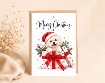 Puede incluir: Una tarjeta de felicitación blanca con un perro blanco esponjoso que lleva un gorro de Papá Noel rojo, asomándose de una caja de regalo blanca con un lazo rojo grande y estrellas rojas. El texto Merry Christmas aparece en negro sobre el perro.
