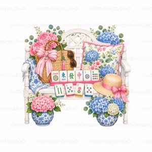 Op de afbeelding: Een witte tuinbank versierd met een strooien tas, een bloemenkussen, een strooien hoed en mahjongtegels. De sc&egrave;ne bevat blauwe en roze hortensia-arrangementen in blauw-wit gedessineerde vazen, met een blauw-wit gedessineerde doek.