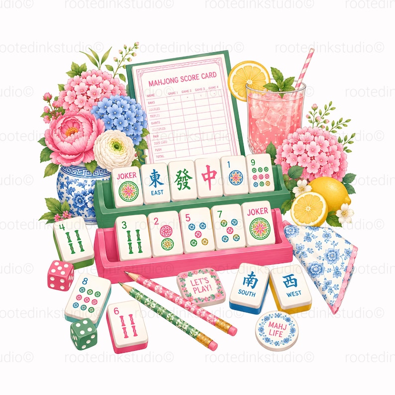 Op de afbeelding: Een Mahjong-set met tegels op groene en roze rekjes, een scorekaart, dobbelstenen en twee potloden. De afbeelding bevat een blauw-witte vaas met roze en blauwe bloemen, een glas roze limonade met een rietje, citroenschijfjes en een bloemig servet.