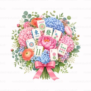 Op de afbeelding: Een bloemenboeket met roze pioenrozen, blauwe en roze hortensia's en oranje ranonkels, afgewisseld met Mahjong-tegels. De tegels tonen karakters en cijfers waaronder Joker, East en diverse reeksen. Een roze lint bindt de stelen samen.