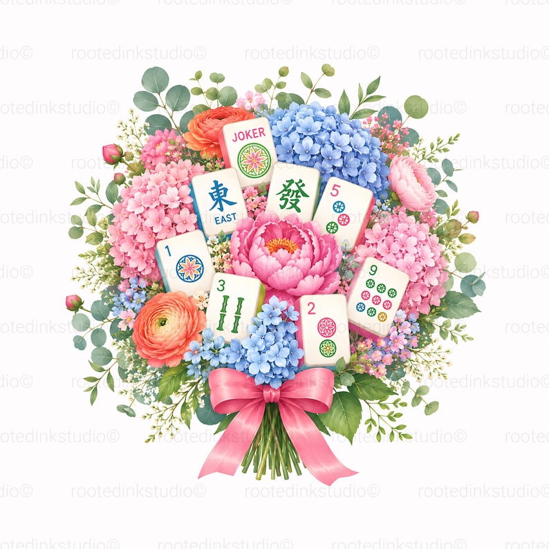 Op de afbeelding: Een bloemenboeket met roze pioenrozen, blauwe en roze hortensia's en oranje ranonkels, afgewisseld met Mahjong-tegels. De tegels tonen karakters en cijfers waaronder Joker, East en diverse reeksen. Een roze lint bindt de stelen samen.