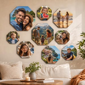 Op de afbeelding: Een verzameling van acht achthoekige wandkunstpanelen met diverse persoonlijke foto's, waaronder portretten van individuen, gezinnen, een kind dat watermeloen eet, een hond en landschappen, gerangschikt in een cluster aan een muur.