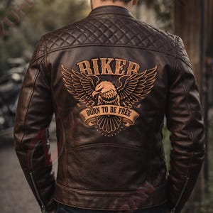 Pode incluir: Jaqueta de motociclista de couro marrom com um padrão acolchoado nos ombros. As costas apresentam um desenho de águia bordada com as palavras "Riker Born to be Free". A jaqueta tem um estilo motociclista clássico com fecho de zíper.