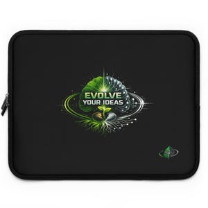 Könnte beinhalten: Eine schwarze Laptoptasche mit einer zentralen Grafik eines Gehirns, das zwischen organischen grünen Blättern und digitalen Schaltkreisen geteilt ist, dem Text "EVOLVE YOUR IDEAS" und einem kleinen "SCOUT'S LAB"-Logo unten rechts.