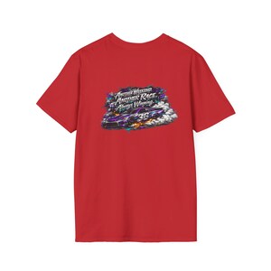 Puede incluir: Una camiseta roja de manga corta con un gráfico de un coche de carreras morado con el número 36, rodeado de humo y llamas. El texto dice: Another Weekend, Another Race, Always Winning. El diseño está centrado en el pecho de la prenda.