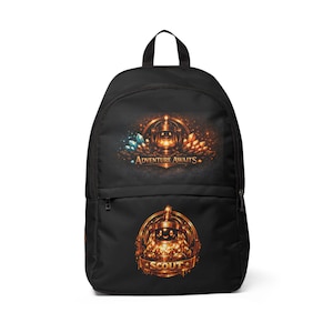 Peut inclure: Un sac à dos noir avec deux impressions graphiques. L'impression supérieure montre une lanterne brillante avec des cristaux et le texte ADVENTURE AWAITS. L'impression inférieure affiche un emblème circulaire avec le texte SCOUT en doré.