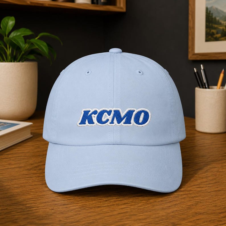 KCMO Kansas City Baseball Radio Script geborduurde Dad Cap | Retro Kansas City-hoed afbeelding 2