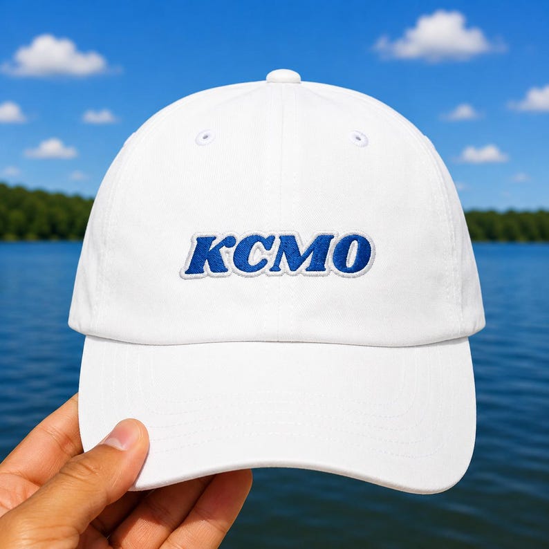 KCMO Kansas City Baseball Radio Script geborduurde Dad Cap | Retro Kansas City-hoed afbeelding 1