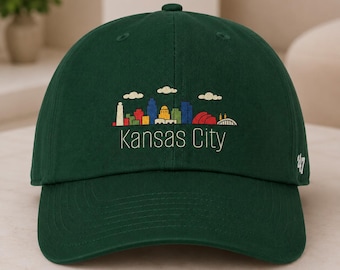 Minimalistische pet met print van Cartoon KC Kansas City skyline | Midcentury geïllustreerde retro KC 47 cleanup dad hat