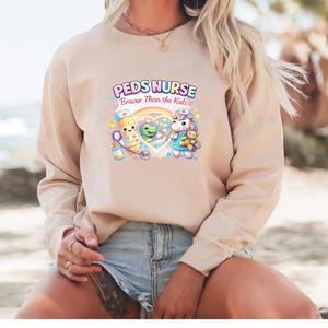 Infirmière Peds Braver Than the Kids Sweat-shirt, t-shirt graphique coeur bandage dinosaure licorne