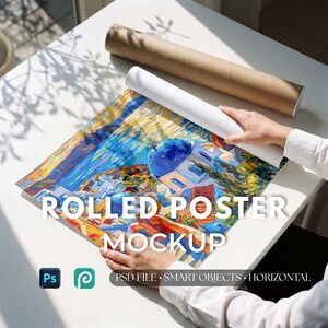 Puede incluir: Una maqueta de póster enrollado con una vibrante pintura impresionista de una ciudad costera mediterránea con cúpulas azules y luz solar dorada. El texto ROLLED POSTER MOCKUP está centrado, con PSD FILE, SMART OBJECTS, HORIZONTAL.