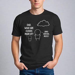 Op de afbeelding: Zwart T-shirt met een humoristische afbeelding. De afbeelding toont stokfiguren en de tekst: "Papa, waar zijn wolken van gemaakt?" en "Linux-servers, meestal."