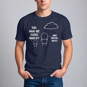 Op de afbeelding: Marineblauw t-shirt met een humoristische afbeelding. De afbeelding toont een stokfiguur die vraagt: "Papa, waar zijn wolken van gemaakt?" en het antwoord: "Linux-servers, meestal".