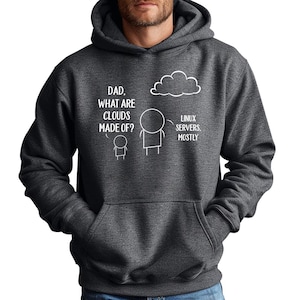 Könnte beinhalten: Dunkelgrauer Hoodie mit Fronttasche und Kapuze mit Kordelzug. Die weiße Grafik lautet: "DAD, WHAT ARE CLOUDS MADE OF?" mit Strichmännchen und einer Wolke, und "LINUX SERVERS, MOSTLY."