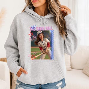 Hit the Dang Ball (Docka) - Hoodie GD, Baseballälskare, Sports Mom-tröja, Baseballmatch-tröja, Trendig baseball-tailgating-tröja