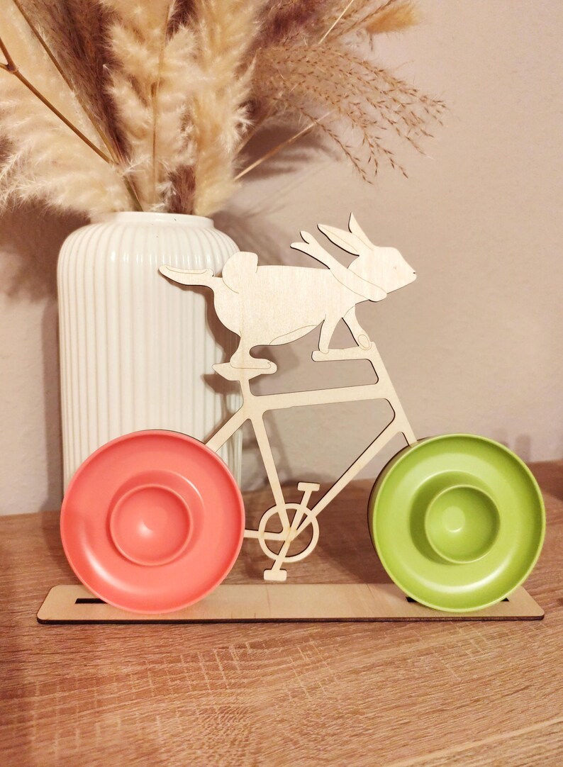Moderne Tischdeko Ostern, Bunte Eierbecher, Deko Osterhase aus Holz, Sammlerstücke, Osterhase Fahrrad, Lustiger Osterhase, Osterdeko Tisch