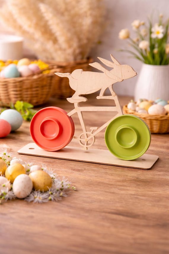 Moderne Tischdeko Ostern, Bunte Eierbecher, Deko Osterhase aus Holz, Sammlerstücke, Osterhase Fahrrad, Lustiger Osterhase, Osterdeko Tisch