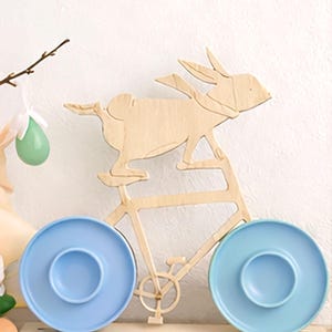 Moderne Tischdeko Ostern, Bunte Eierbecher, Deko Osterhase aus Holz, Sammlerstücke, Osterhase Fahrrad, Lustiger Osterhase, Osterdeko Tisch