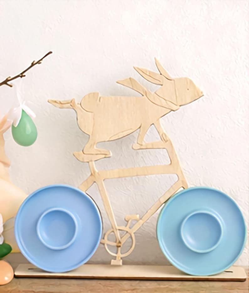 Moderne Tischdeko Ostern, Bunte Eierbecher, Deko Osterhase aus Holz, Sammlerstücke, Osterhase Fahrrad, Lustiger Osterhase, Osterdeko Tisch