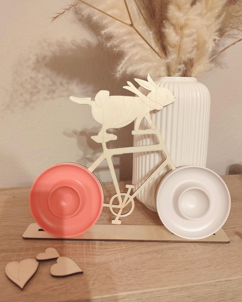 Moderne Tischdeko Ostern, Bunte Eierbecher, Deko Osterhase aus Holz, Sammlerstücke, Osterhase Fahrrad, Lustiger Osterhase, Osterdeko Tisch