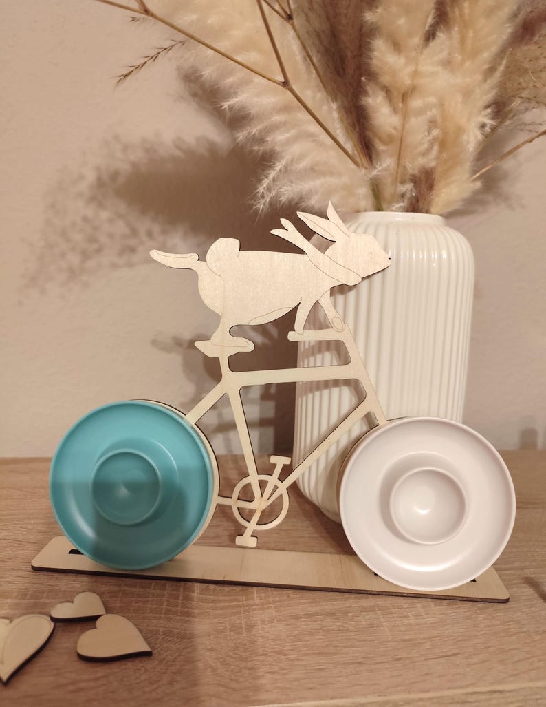 Moderne Tischdeko Ostern, Bunte Eierbecher, Deko Osterhase aus Holz, Sammlerstücke, Osterhase Fahrrad, Lustiger Osterhase, Osterdeko Tisch