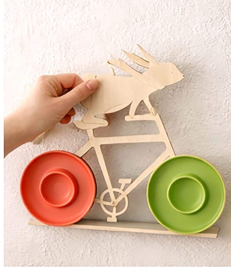 Moderne Tischdeko Ostern, Bunte Eierbecher, Deko Osterhase aus Holz, Sammlerstücke, Osterhase Fahrrad, Lustiger Osterhase, Osterdeko Tisch, Wandregal Deko