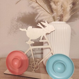 Moderne Tischdeko Ostern, Bunte Eierbecher, Deko Osterhase aus Holz, Sammlerstücke, Osterhase Fahrrad, Lustiger Osterhase, Osterdeko Tisch
