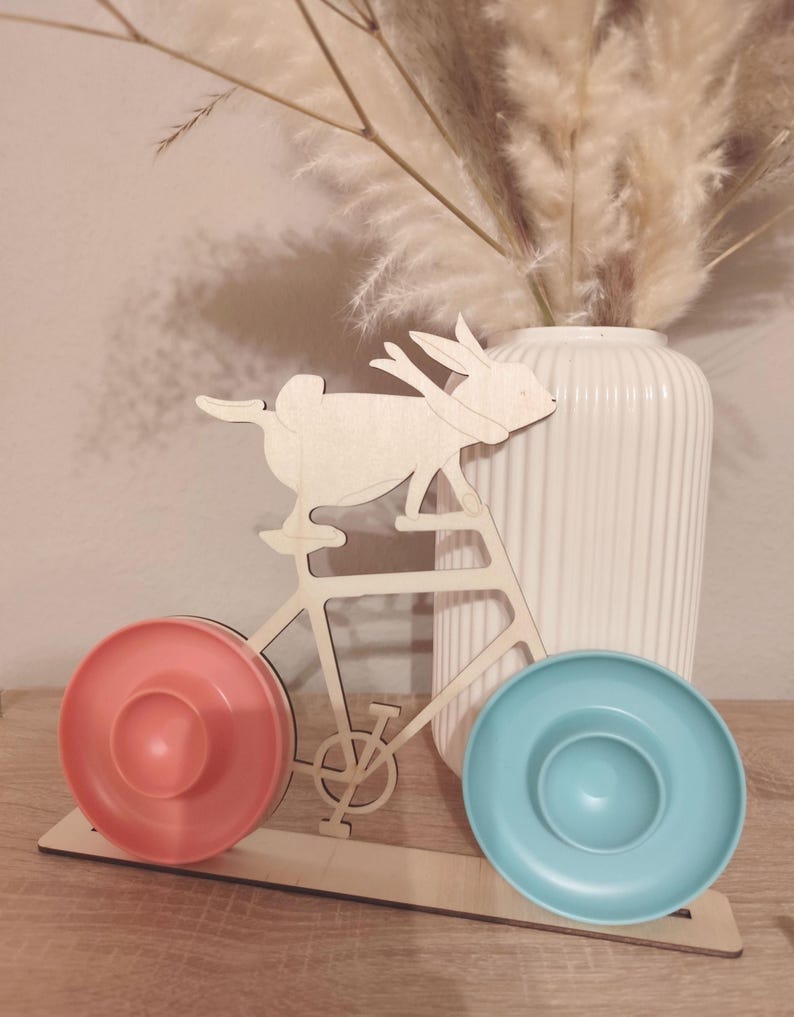Moderne Tischdeko Ostern, Bunte Eierbecher, Deko Osterhase aus Holz, Sammlerstücke, Osterhase Fahrrad, Lustiger Osterhase, Osterdeko Tisch