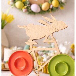 Moderne Tischdeko Ostern, Bunte Eierbecher, Deko Osterhase aus Holz, Sammlerstücke, Osterhase Fahrrad, Lustiger Osterhase, Osterdeko Tisch