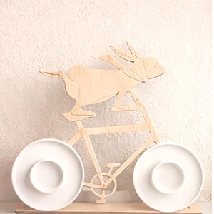 Moderne Tischdeko Ostern, Bunte Eierbecher, Deko Osterhase aus Holz, Sammlerstücke, Osterhase Fahrrad, Lustiger Osterhase, Osterdeko Tisch