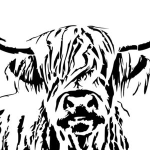 Könnte beinhalten: Schwarz-Weiß-Illustration einer Hochlandkuh. Das Bild zeigt eine Nahaufnahme des Gesichts der Kuh, die ihre langen Hörner und ihr zotteliges Fell zeigt. Geeignet für Wandkunst oder Heimdekoration.