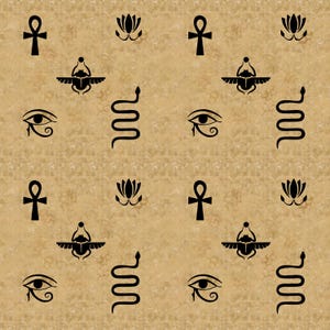 Può includere: Un motivo ripetuto di antichi simboli egizi su sfondo beige. I simboli includono ankh, fiori di loto, scarabei, serpenti e l'Occhio di Horus. Il design ha un aspetto strutturato e invecchiato.