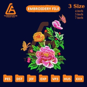 Puede incluir: Un diseño de archivo de bordado con un arreglo floral que presenta una gran peonía rosa, flores naranjas y rosas, hojas verdes y mariposas. Disponible en tamaños de 10, 12.7 y 17.8 cm. Se muestra el texto "EMBROIDERY FILE".