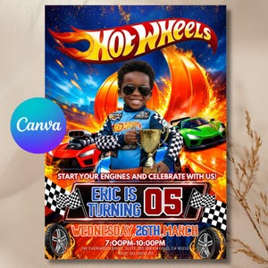 Puede incluir: Una vibrante invitación de cumpleaños con un niño en un traje de carreras sosteniendo un trofeo, con el logo de Hot Wheels y coches de carreras. La invitación dice "Eric cumple 5 años" e incluye detalles del evento.