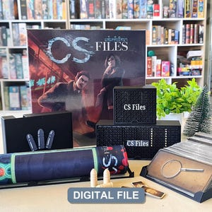 Puede incluir: Un juego de mesa CS Files que incluye una caja grande, un tapete de juego enrollado, soportes negros para cartas con el texto CS Files, fichas pequeñas con forma de bala y una pila de cartas con la ilustración de una lupa sobre una mesa.