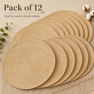 Könnte beinhalten: Ein Set aus 12 runden Tischsets, gewebt aus einem natürlichen beigefarbenen Material. Die Tischsets haben eine strukturierte Oberfläche und sind kreisförmig angeordnet. Der Text "Pack of 12" ist im Bild zu sehen.