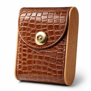 Portasigarette in pelle marrone cognac con cornice in legno, astuccio con bottone a pressione e stampa coccodrillo, portasigarette in pelle verniciata e legno.
