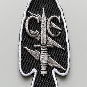 Puede incluir: Un juego de tres tazas de cer&aacute;mica con un acabado moteado y mate. Las tazas son de color crema, gris claro y gris oscuro. Cada taza tiene un dise&ntilde;o simple y minimalista y un asa redondeada.