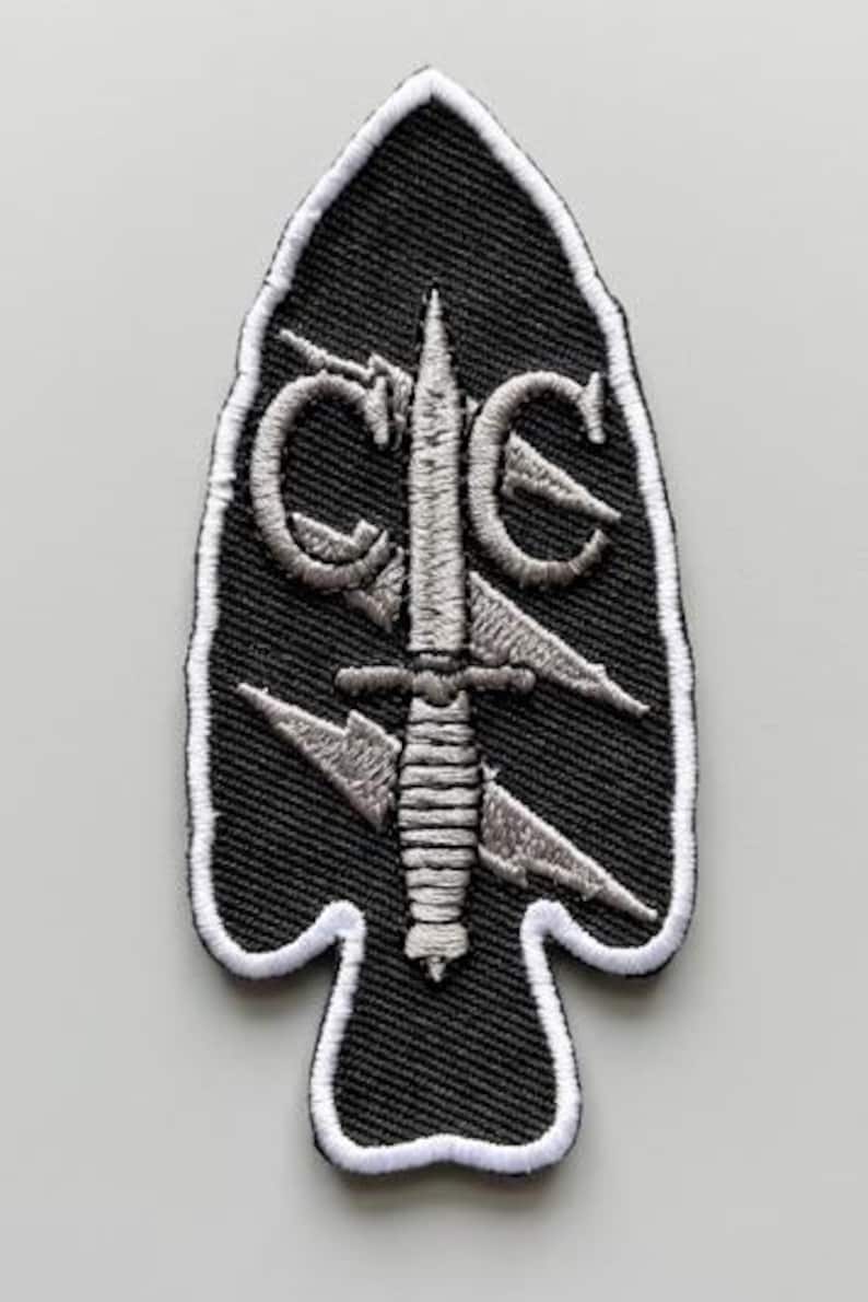 Puede incluir: Un juego de tres tazas de cer&aacute;mica con un acabado moteado y mate. Las tazas son de color crema, gris claro y gris oscuro. Cada taza tiene un dise&ntilde;o simple y minimalista y un asa redondeada.