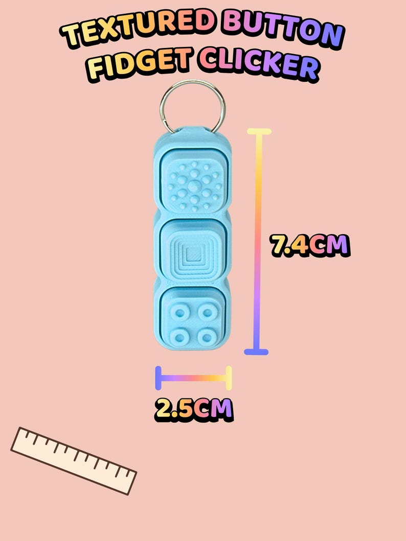 Może przedstawiać: Jasnoniebieski brelok typu fidget clicker z teksturowanymi przyciskami i trzema r&oacute;żnymi powierzchniami dotykowymi. Urządzenie ma 7,4 cm długości i 2,5 cm szerokości. Tekst na obrazku brzmi: TEXTURED BUTTON FIDGET CLICKER, 7.4CM, 2.5CM.